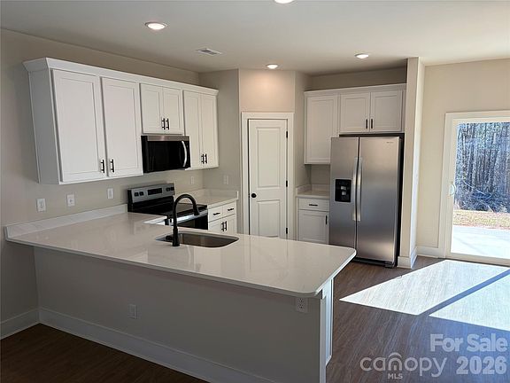 5th image of 916 Blake Rd