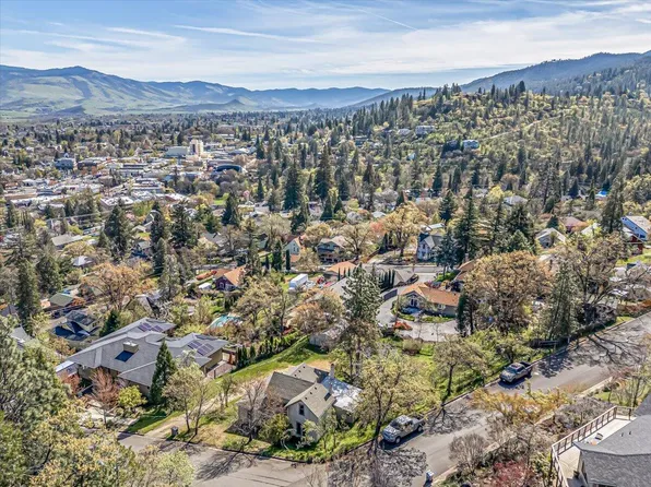 166 Nob Hill St, Ashland, OR 97520