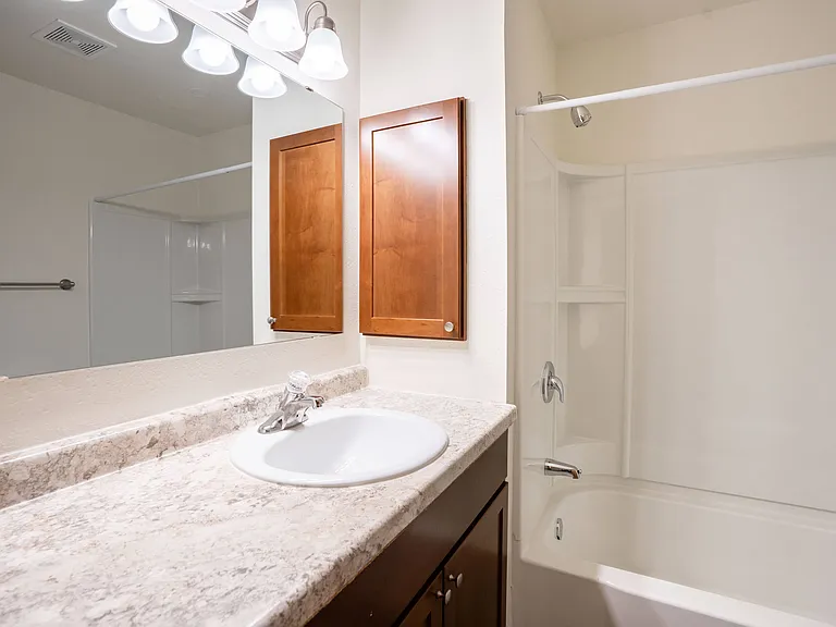 Grand Forks, ND Columbia West Apartments | 3175A | Bathroom