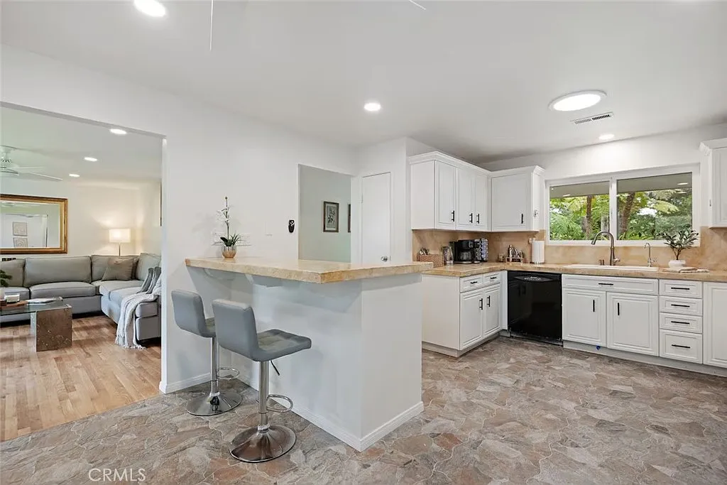 3 bed, 2300 sqft, $18,000 — Photo 4