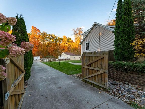 5th image of 14909 Hickory St