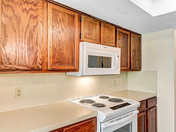 4th image of 2302 Villa Dr