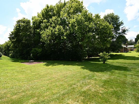 3rd image of 100 Waller Ct