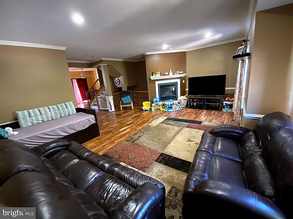 5th image of 21786 Oakville Ter
