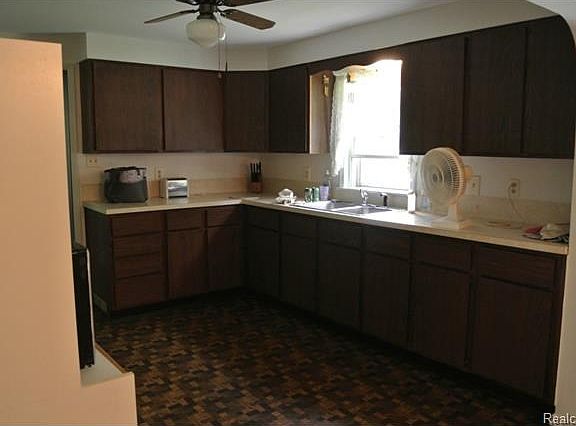 2nd image of 2571 Campau Ave