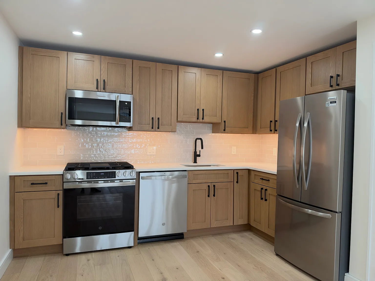 2 bed, 855 sqft, $3,100 — Photo 1
