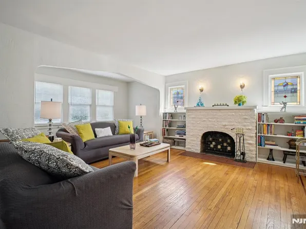 884 Helen St, Teaneck, NJ 07666