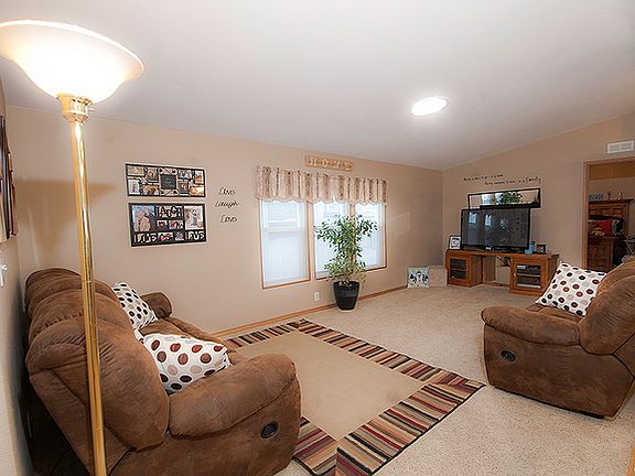 3rd image of 1044 W Foxglove Dr