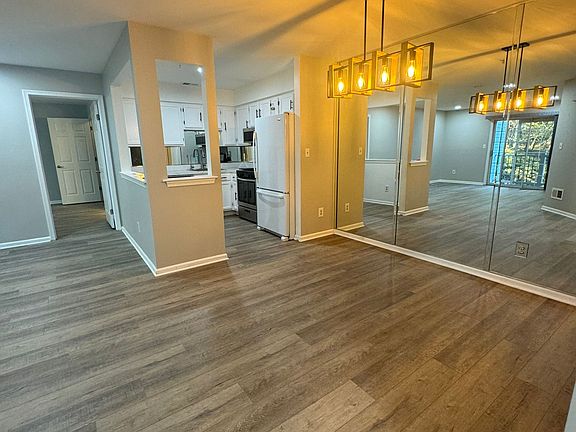5th image of 1024 Waterford Dr