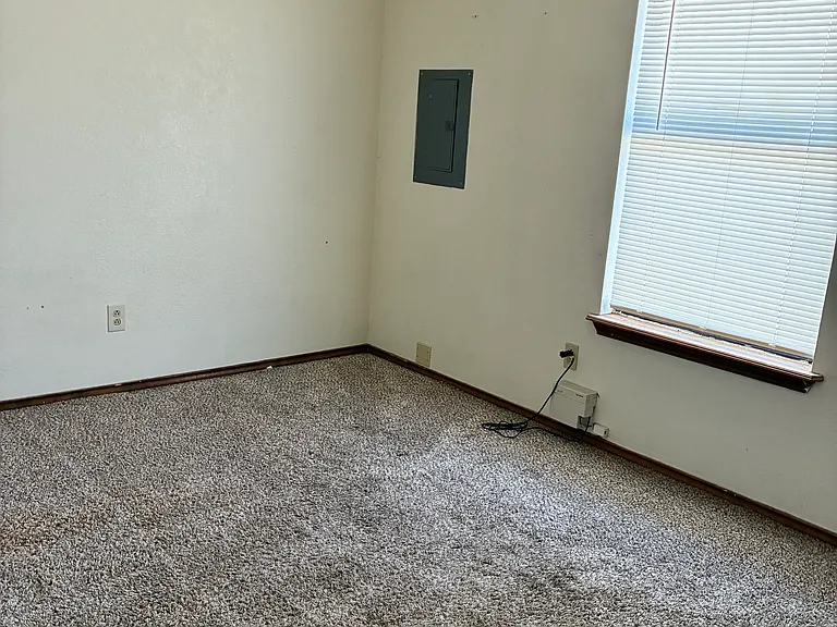 302 S Avenue I — Photo 5