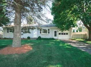 24 Squantum Dr, Middletown, RI 02842