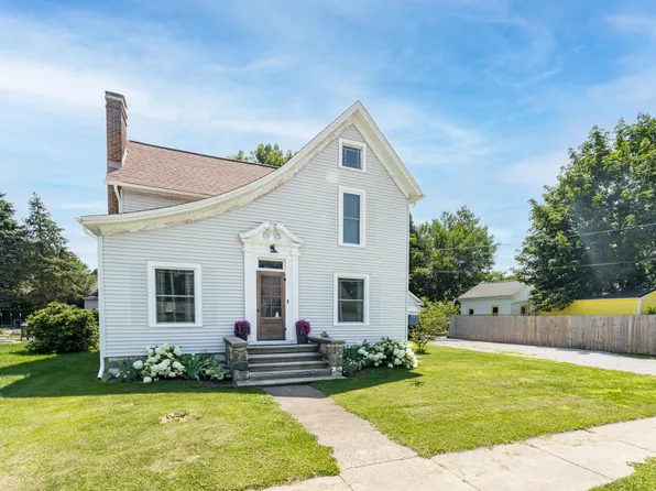 208 N Lagrave St, Paw Paw, MI 49079