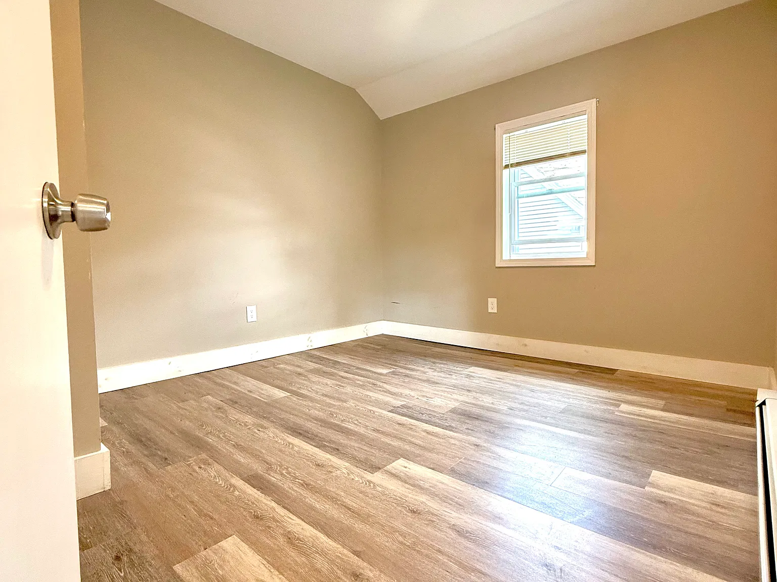 3 bed, 1.5 bath, 893 sqft, $1,600 — Photo 4