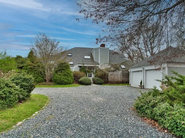 14 Eagle Dr, Dartmouth, MA 02748
