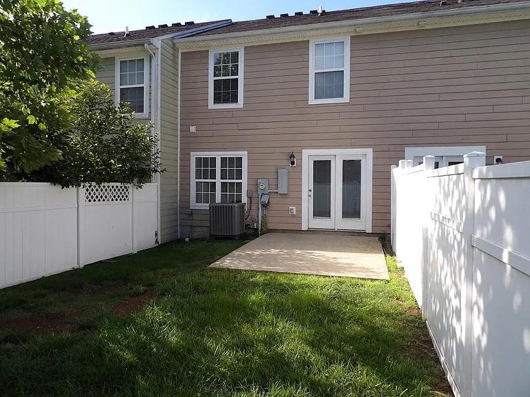108 Charleston Ct — Photo 28
