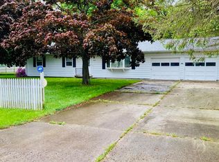 19225 Moorepark Rd, Three Rivers, MI 49093