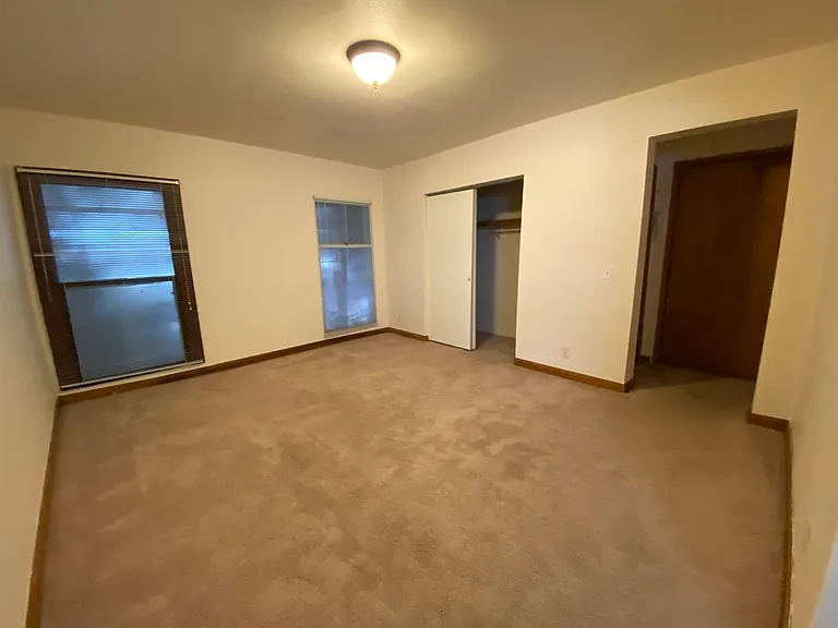 Regis Apartments — Photo 30