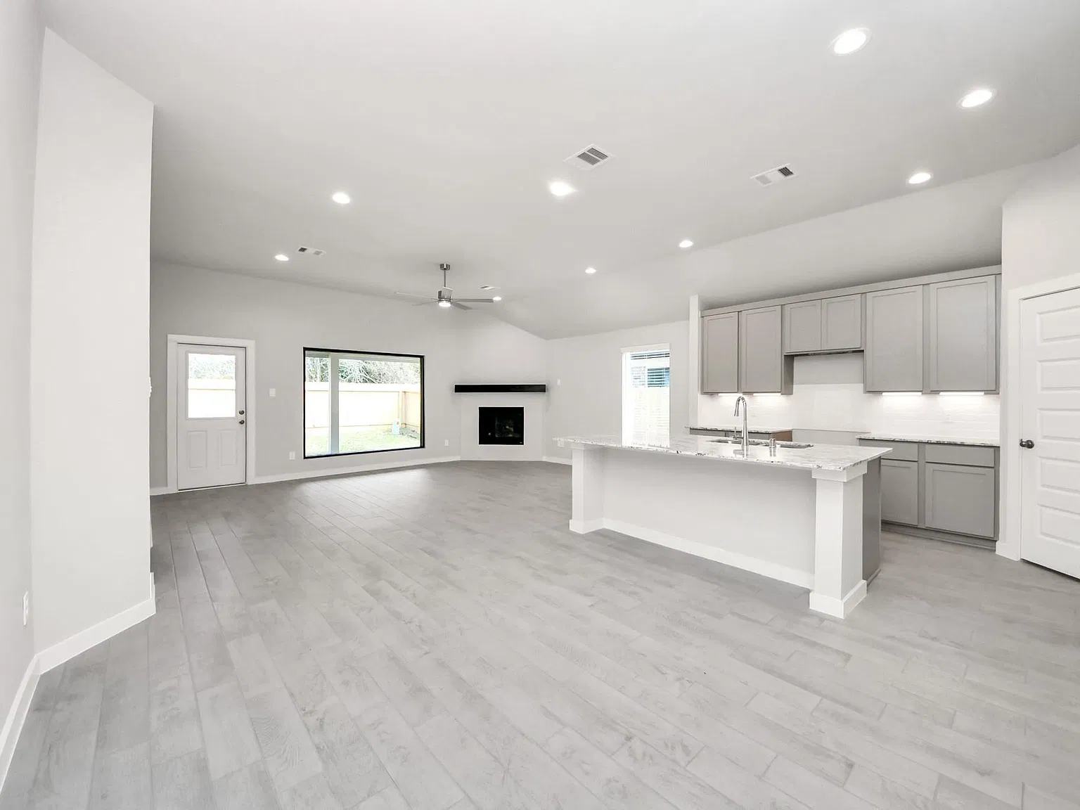 3 bed, 2.0 bath, 1586 sqft, $2,250 — Photo 3