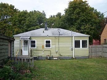 3rd image of 2912 Kenmore Ave