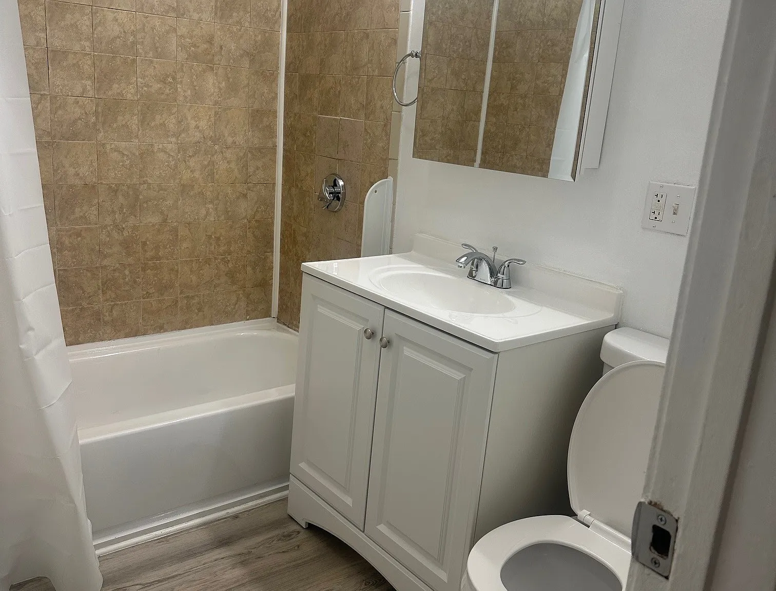 3 bed, 1050 sqft, $3,400 — Photo 3