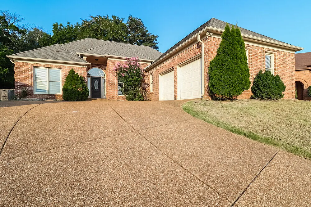 3 bed, 2.0 bath, 1968 sqft, $3,060 — Photo 3