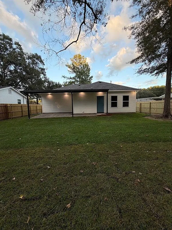 3 bed, 2.0 bath, 1408 sqft, $1,800 — Photo 3