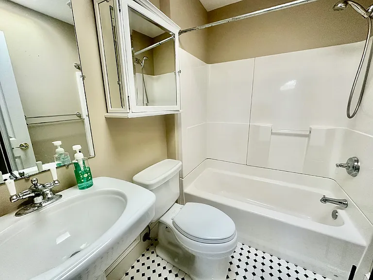 9 Royal Pointe Dr — Photo 28