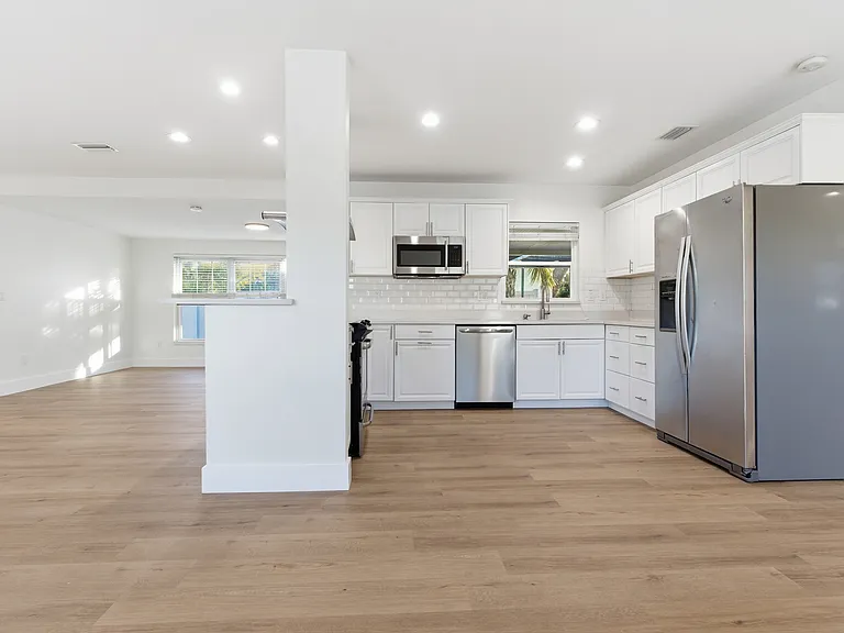 327 Sunny Ln — Photo 3