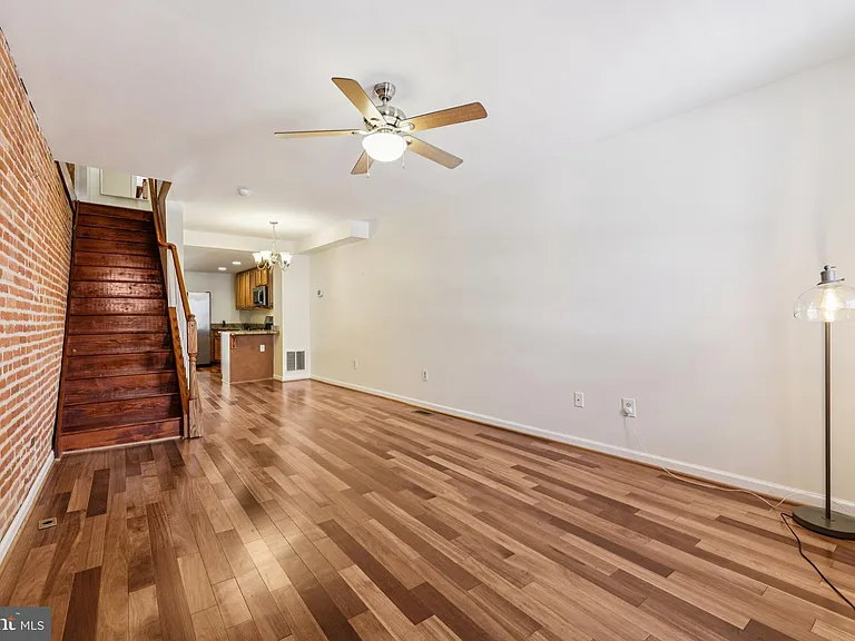49 E Heath St — Photo 10