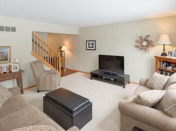 3rd image of 722 Woodcreek Cir