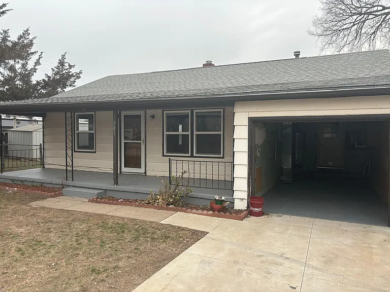 701 N Doris St — Photo 3