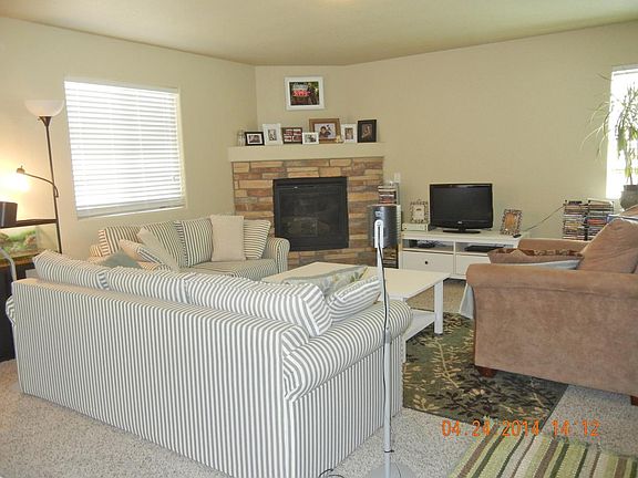 LIVINGROOM TO FIREPLACE