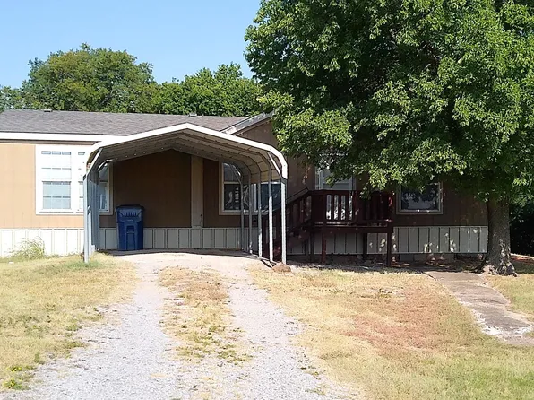214 N East St, Loco, OK 73442