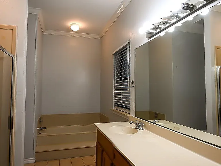 Master Restroom w/Tub, Stand Up Shower, & Double Vanity Sinks