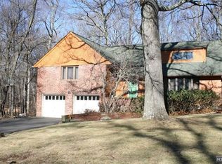 27 Old Chimney Rd, Upper Saddle River, NJ 07458