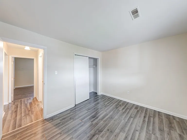 Lawrence Glen Apartments — Photo 58