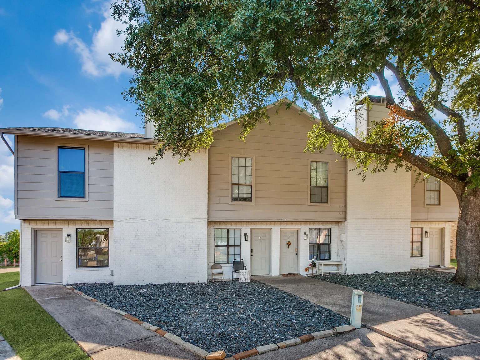2 bed, 1.5 bath, 1040 sqft, $1,649 — Photo 2