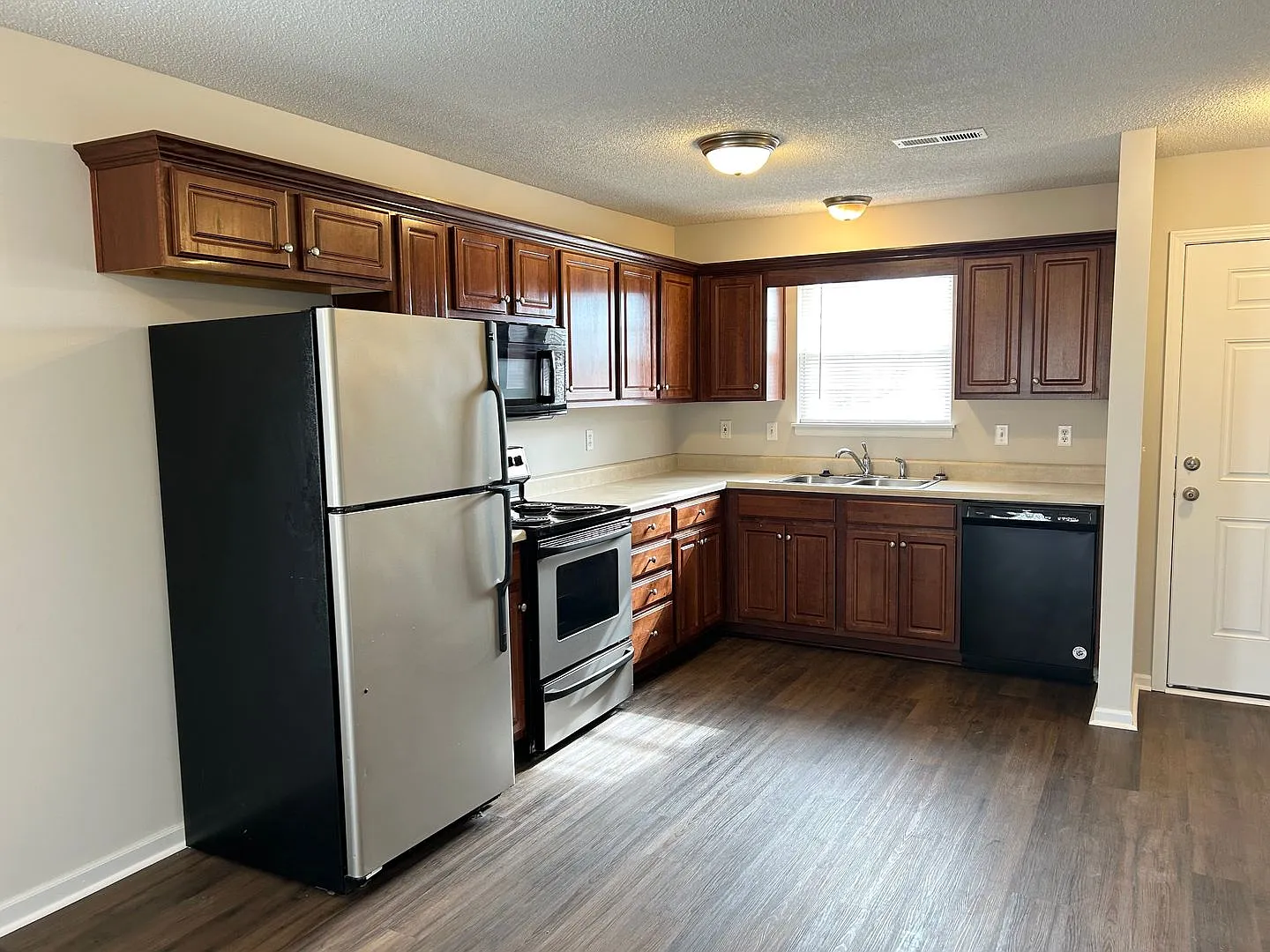 3 Bed | 2 Bath | 2 Car Duplex in Grain Valley — Photo 2