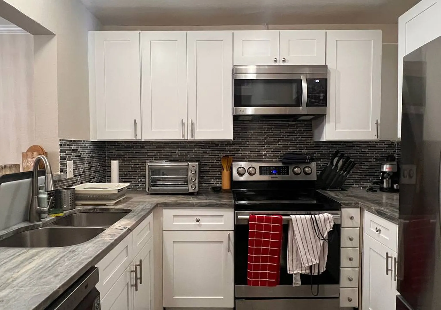 Cozy 1BR Haven Pool View & Gated — Photo 4