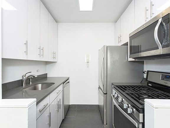 3rd image of 330 W 56th St APT 3F