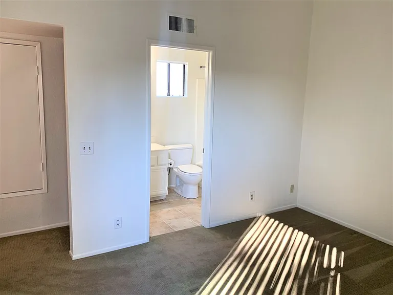 70 Coventry Ln — Photo 12
