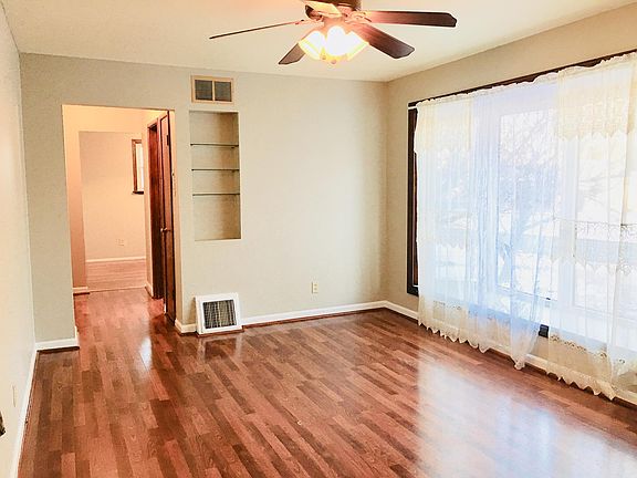 3rd image of 105 Lynn Meadows Ln
