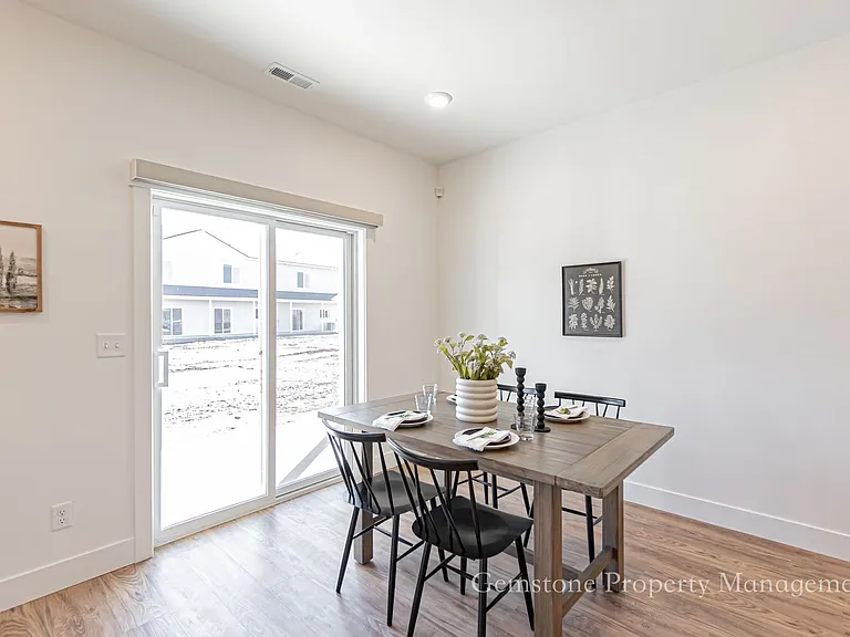 528 Harvester Ave — Photo 10