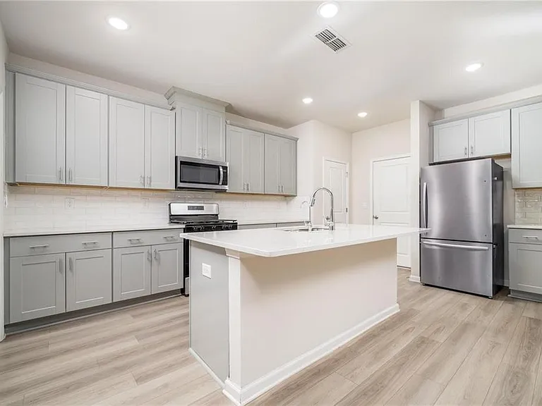 1030 Sunny Lake Dr — Photo 8