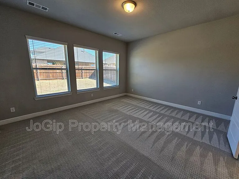 1740 Jamestown Dr — Photo 30