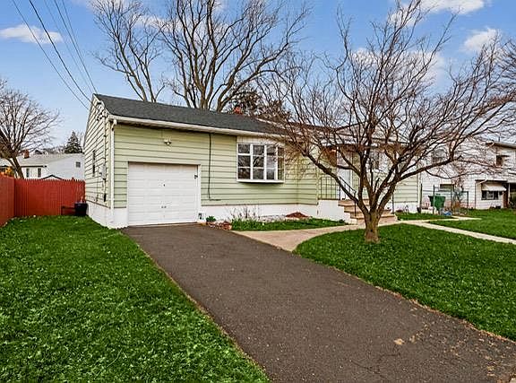 2nd image of 340 Old Post Rd