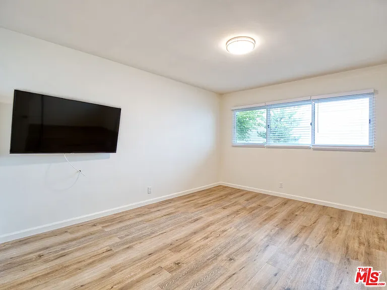 337 N Oakhurst Dr #6 — Photo 17