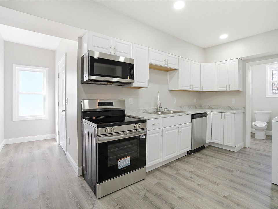 1st image of 254 Auburn St Floor 1