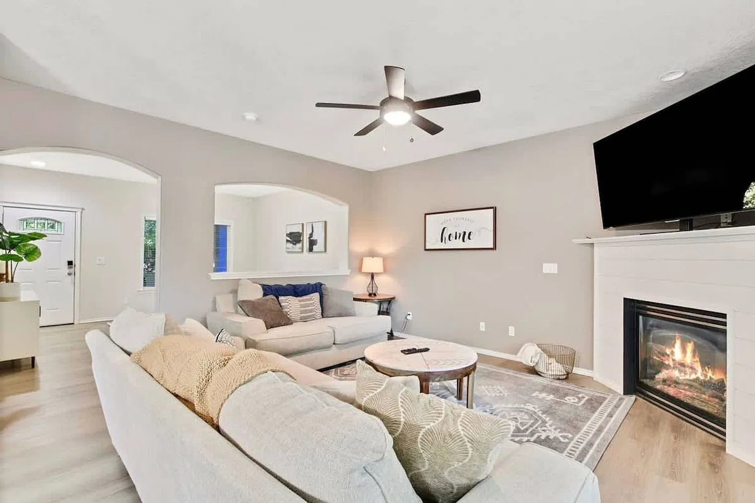 4 bed, 2.0 bath, 2841 sqft, $7,060 — Photo 2