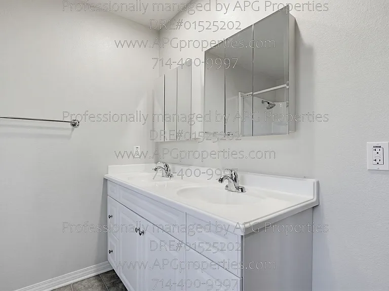 139 Thompson Ave — Photo 33